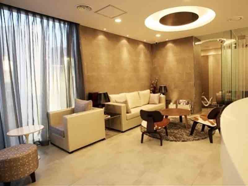 Comfortable patient waiting lounge at Evita Clinic Seoul
