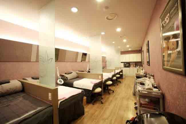 Facial skin care treatment room at Evita Clinic Seoul