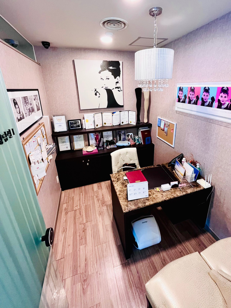 Private consultation room at Evita Clinic for body contouring consultations